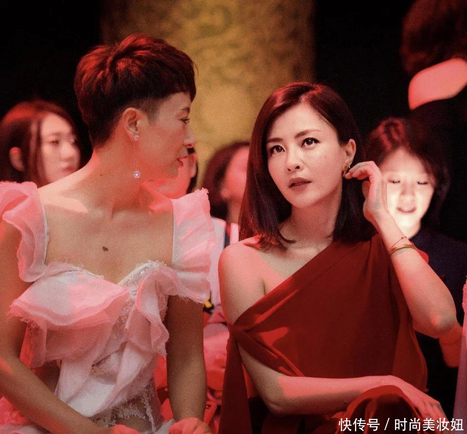 刘孜真是“气质美女”，穿红色斜肩衣配阔腿裤气场全开，美成焦点