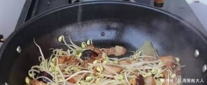 自从学会面条这个做法,孩子三天两头点名要吃,每次一大锅都吃完