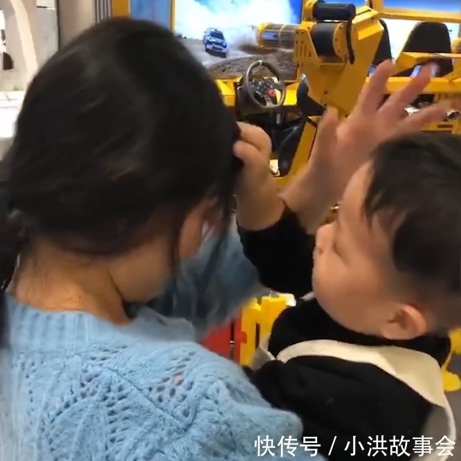 对打|都没长大2岁萌娃调皮打妈妈,90后宝妈竟和儿子对打,哭笑不得