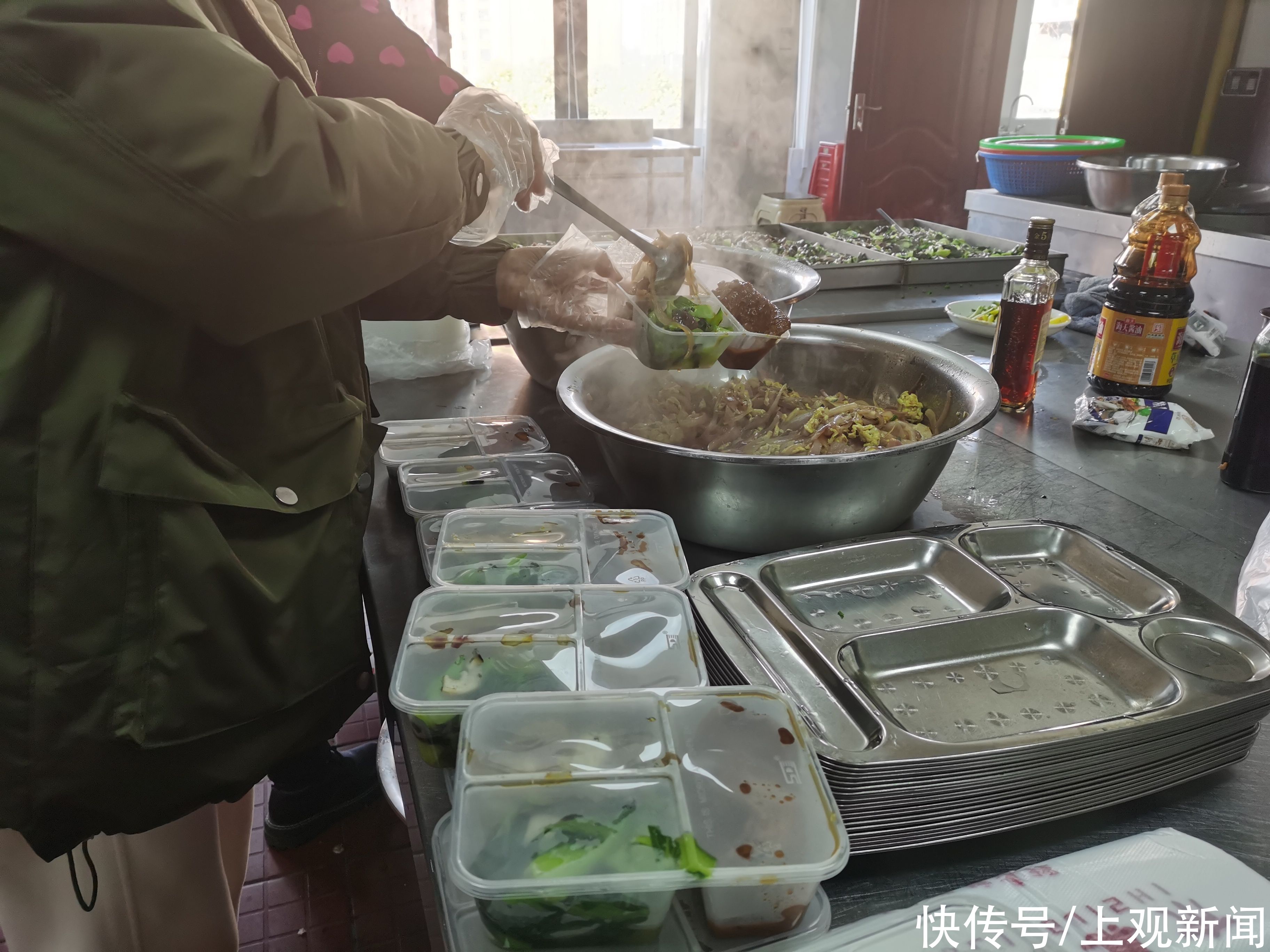 两荤一素,最低6元,可堂食也可“外卖”,松江这里的老人按时吃上热乎饭菜