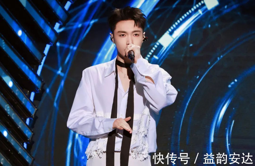 张艺兴|原以为《我们的歌》在溜粉，没想画的草稿一个个都实现了！