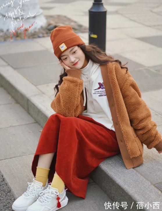 时髦 今年建议多穿羊羔毛外套,搭配卫衣、毛衣、半身裙,保暖又时髦