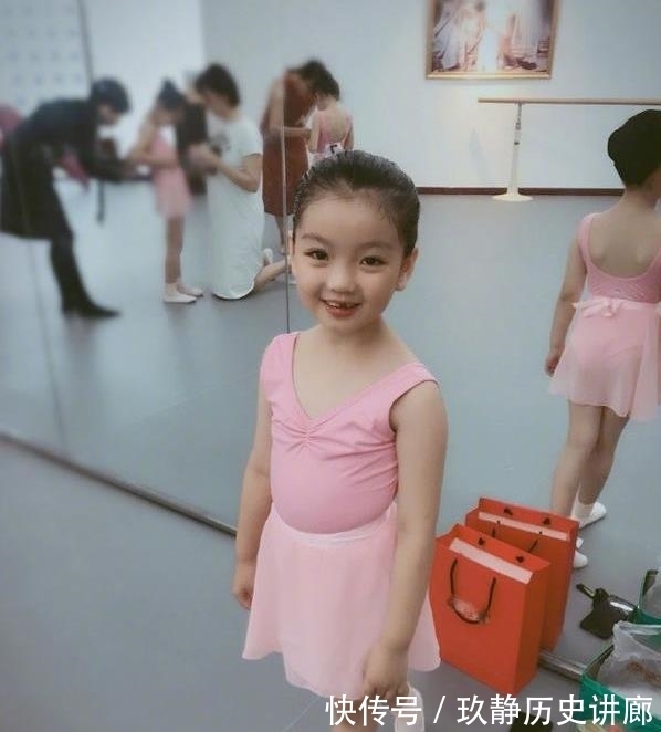 小肚子|7岁阿拉蕾越长越好看,小肚子圆鼓鼓,镜子中的天鹅美背萌态十足