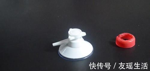 吸盘挂钩上粘个瓶盖真厉害, 一年能省下不少钱, 早点知道就好了