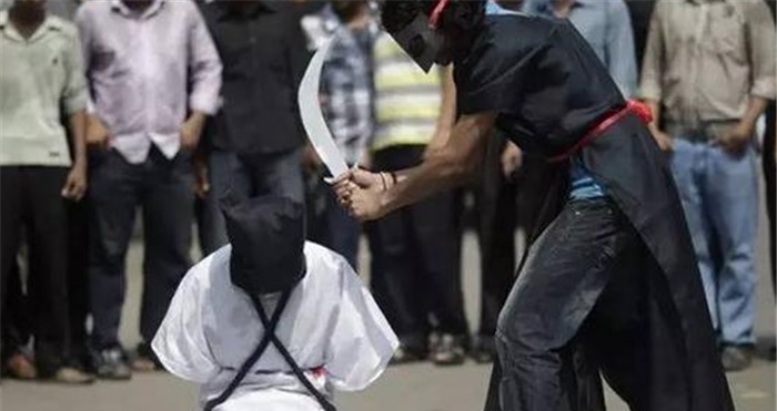 刽子手|在古代,刽子手在行刑前,为何会往刀上喷酒?是封建迷信吗?