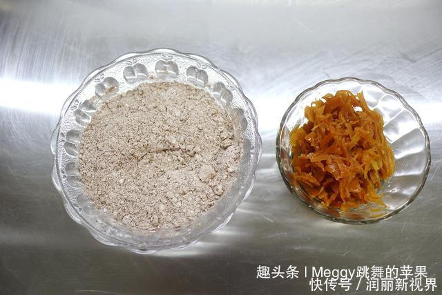 出炉|夏天想吃蛋糕别愁,2个鸡蛋做12个小蛋糕,15分钟出炉,省心快手