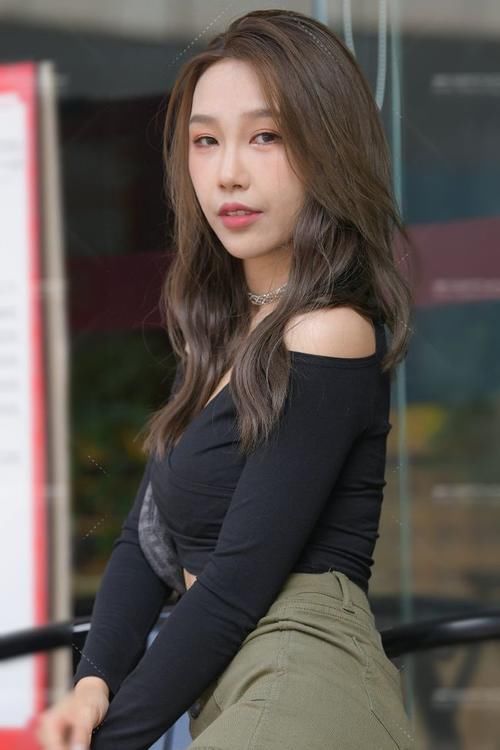 百搭|紧身的白色背心,搭配彩色印花的不规则连衣裙,看着时尚又百搭