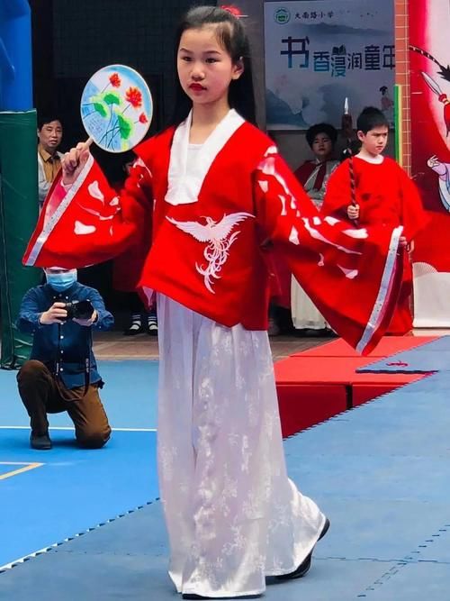  大南路小学493件创意“剪纸汉服”登上“秀场”，展现民族服饰之美！
