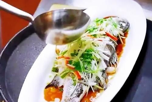 做清蒸鱼,放盐放料酒就错了,大厨教你正确方法,鱼肉鲜嫩还不腥