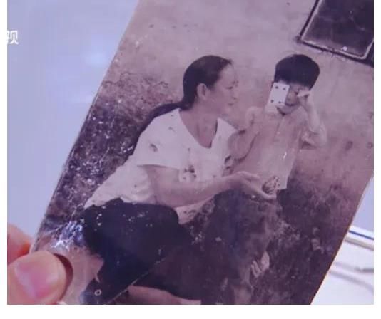 12年了，董卿的“托王”位置終于后繼有人了，她托得真好