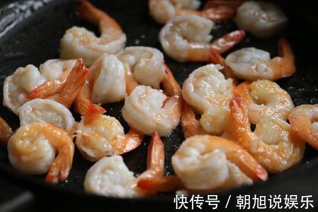 这盘虾满满异国风味，里面加了一种香草，简直太美味了！