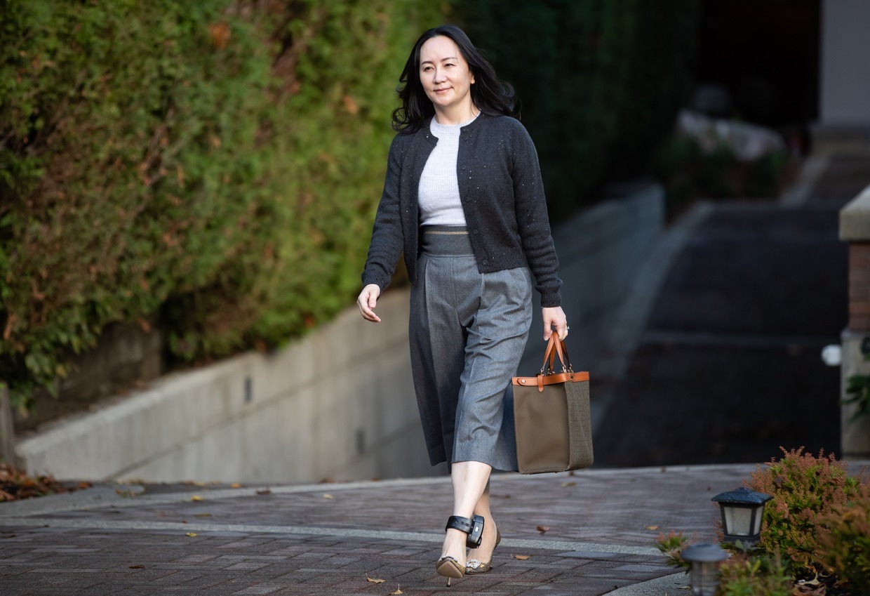 孟晚舟气质全开!穿黑色连衣裙高贵大气,网友:彰显出了女性魅力