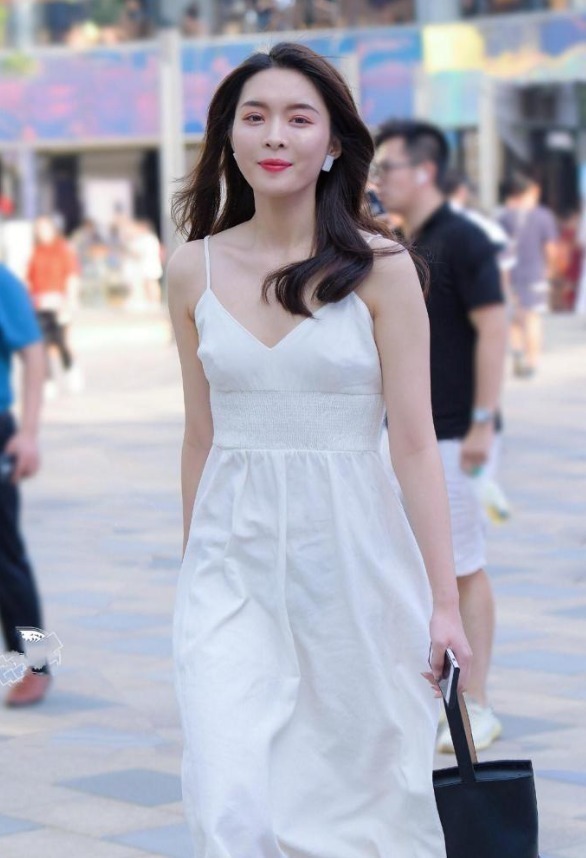 反光|学姐穿着白裙子出来逛街,将全身无痕包裹,就是怕面料不反光