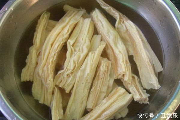 泡腐竹时,别再直接放在水里泡,教你一招快速泡发腐竹
