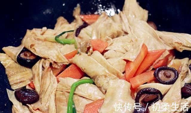 老少皆宜|立秋之后,补钙化痰多吃腐竹,2种素菜炒一盘,真比肉还香