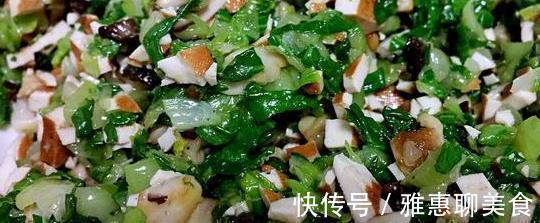 让青菜包子的绿色蔬菜变得绿色和新鲜,而且很香