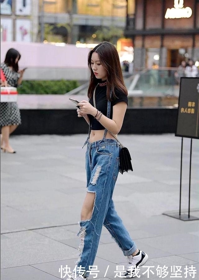 超短裤|路人街拍,短发小姐姐穿露肩上衣配超短裤,十分性感迷人