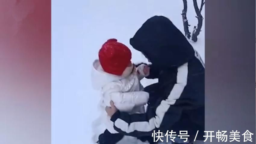 冬天|14个月大的萌娃第一次见到雪的小表情火了,网友:也太可爱了吧!