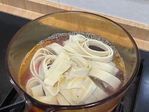 粉条|干豆腐别再炒着吃了，加一把粉条，香辣好吃，汤汁浓郁，没肉也香