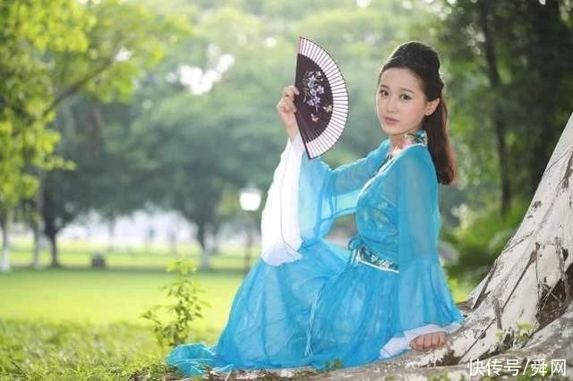 衣裳|“汉服小姐姐”在地铁走红，看到有人偷拍她做出了这一个动作