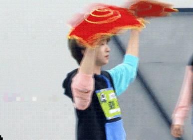 酷boy刘宇私下秀绝活，看清手中的道具，网友：刘老根舞台欢迎你