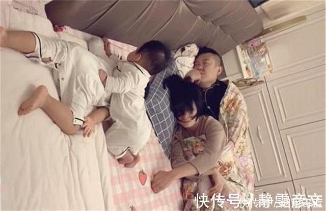 亲子关系|一家四口睡觉的照片火了,网友笑翻:父母是真爱,孩子是意外