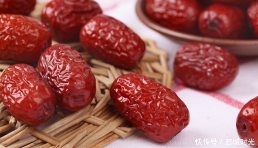 中老年人|红枣加它泡在一起，睡前喝一杯，湿气没了，气血好了，赶走大肚腩