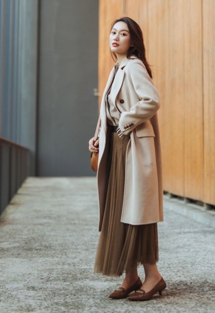 酒红色|大衣穿不出气场?原因不是身高而是搭配,看完这几套搭配你就明白