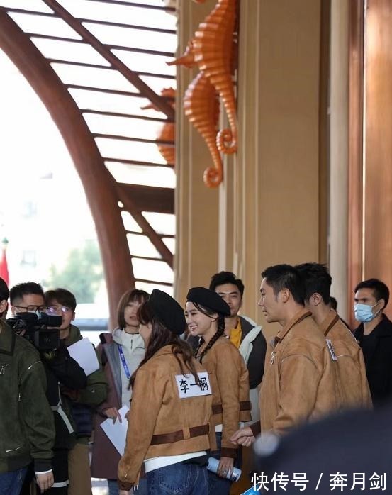 b《奔跑吧》baby退出录制，常驻女MC换人路透照片揭露真相