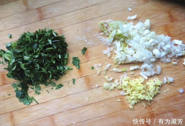 70岁的婆婆炸丸子,不光用萝卜还加它,炸好的丸子有独特的香味!