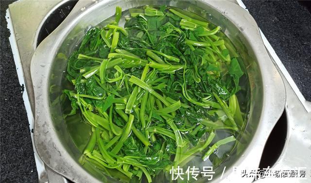 凉拌|空心菜别再炒着吃了，开水汆一下凉拌，清脆爽口，开胃好吃