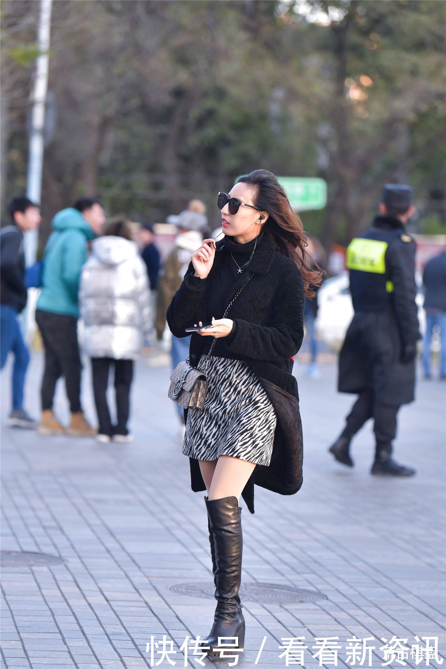 呢子大衣|冬季穿搭要有层次感,斑马纹短裙和呢子大衣,显身材比例还有风度