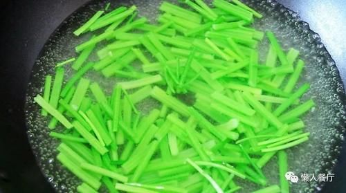 芹菜|别只会做虾仁炒西芹，将小河虾炒的酥脆，配上芹菜一起炒，还补钙