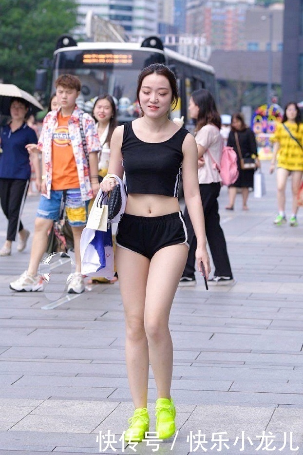 气质|气质女生的简约风穿搭,青春靓丽感满满!