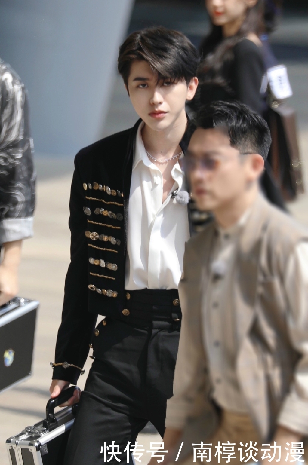 奔跑吧新路透,蔡徐坤angelababy同框似王子公主,被喊话后露害羞