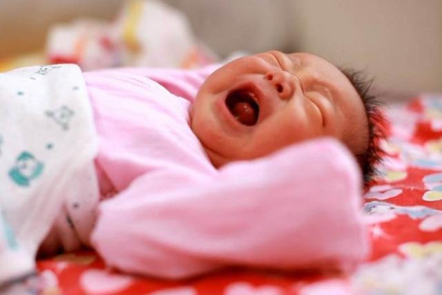 肠绞痛|“抱着呼呼睡放下立马醒”,宝宝“落地醒”是咋回事,教家长应对