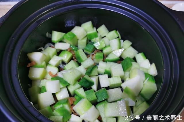 中年|秋天吃它“赛人参”,只要1块钱一斤,简单一焖比吃肉还过瘾!