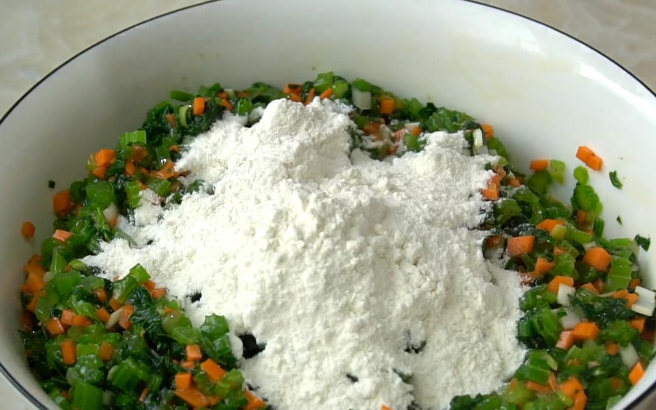 筷子|芹菜加3个鸡蛋,筷子一搅,手不用沾面,10分钟搞定全家人早餐