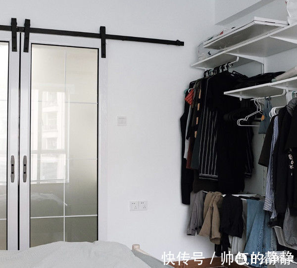 小喜|这对夫妻太有远见,把次卧和客厅打通,清爽开阔,日子过得简单舒适