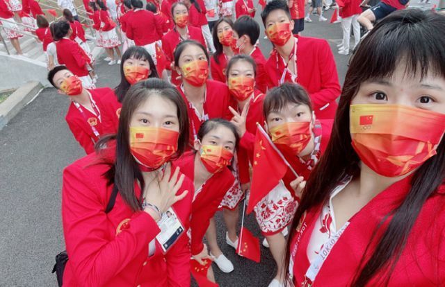 姚明|太美了!中国运动员等待出场,姚明和女篮姑娘合影,多人追星朱婷