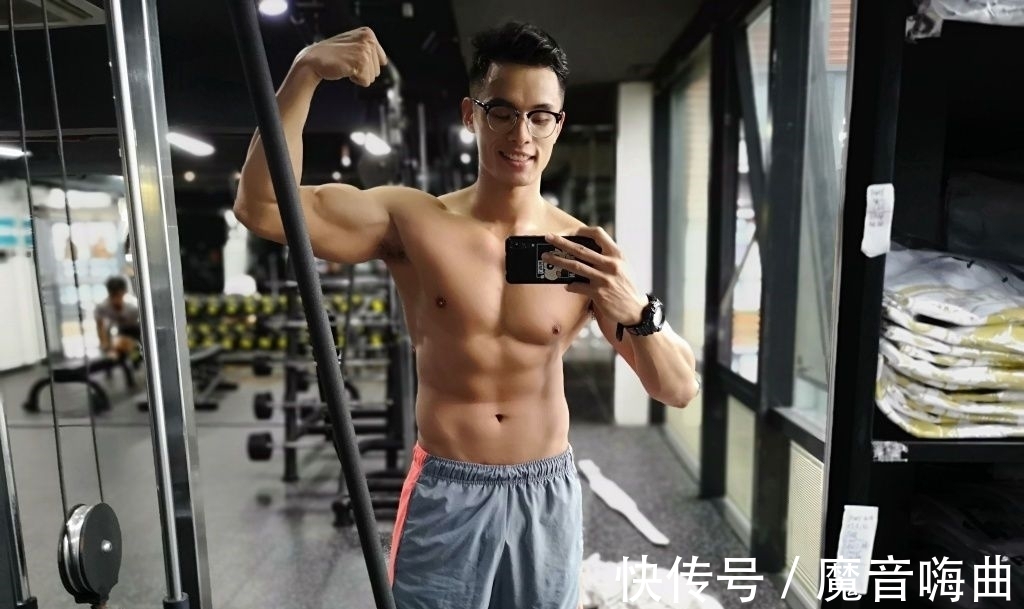 广州大学|爱健身的90后体育生精心雕琢结实的肌肉，如今还兼职做模特！