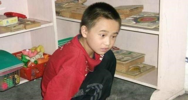 专家&16岁自闭男孩手写“印刷体”,获百万点赞,专家却评:毫无灵性