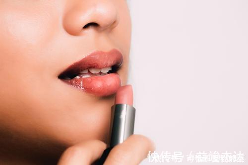 女生 女生涂口红时，千万别有这4个“习惯”，不然再贵口红都掉色沾杯