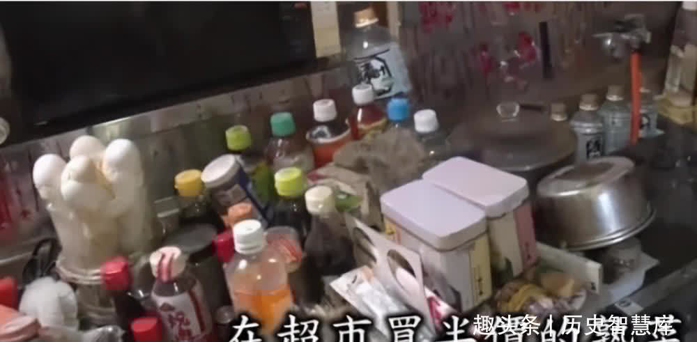 节目组|日本76岁老光棍：买买买上瘾，400平豪宅被塞满，7年没上床睡觉