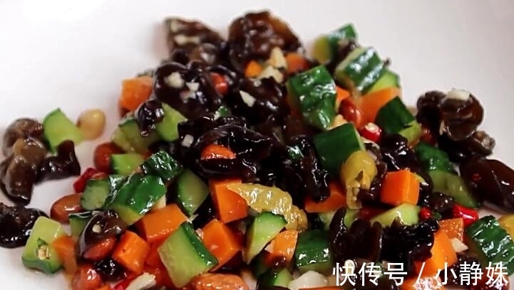 黄瓜丁|大厨教你凉拌木耳最好吃的做法,清爽可口,营养美味,上桌抢着吃