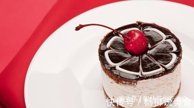 浓郁可口的巧克力霜饰，不花钱还能用蛋糕装阔，真开心！