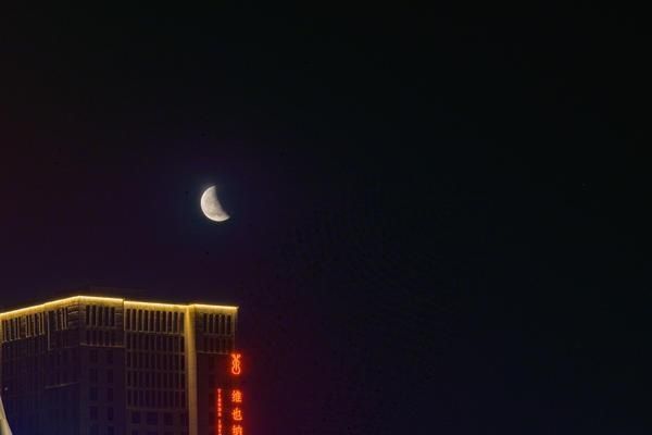 ！超级月亮邂逅月全食 天涯共此时！超级月亮邂逅月全食，夜空上演“血色浪漫”