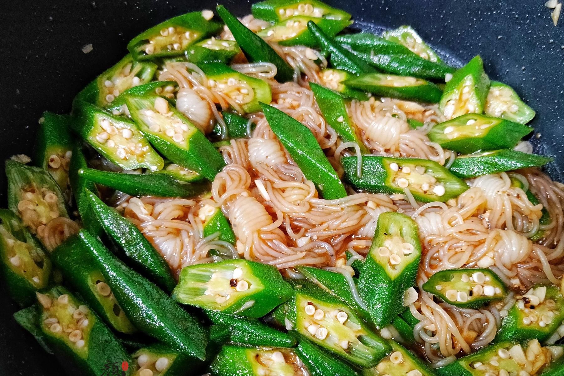 小厨|秋葵和它是绝配，炒一炒就上桌，爽滑鲜嫩营养高，好吃停不下筷子