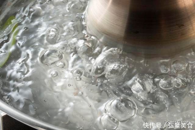 钓鱼时常用的酒米窝料,其实是可以这样生产的,制作方法简单易学