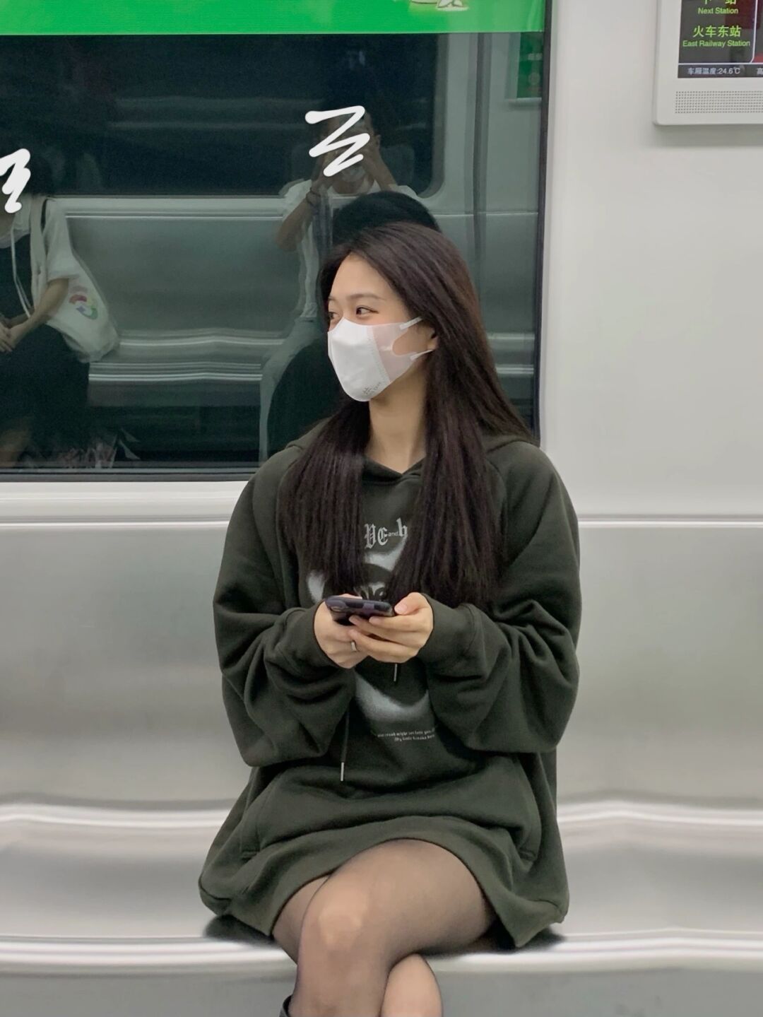 黑丝 地铁站妹子街拍, 黑丝配卫衣, 简约优雅让人着迷